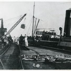 Passenger transfer for the SS Orara at the Jetty, c.1915