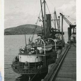 MV Nimbin loading bananas, 1930s