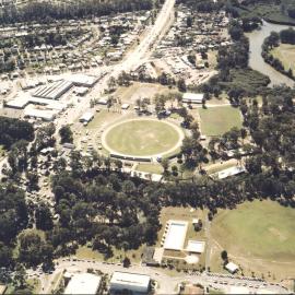 Aerial view of the Showground and War Memorial Swimming Pool, August 1990