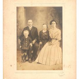 The family of Frank and Hetta Hoschke, December 1910 