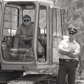 Work grinds to a halt on Look-At-Me-Now headland, 25 November 1991