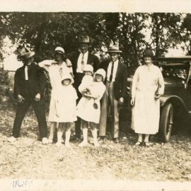 Gardiner family with car, 1931