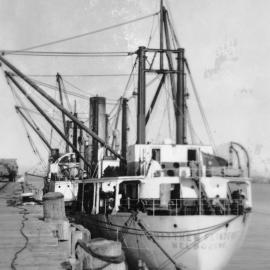 Preparing to load the Matthew Flinders with timber at the Jetty, c. 1950