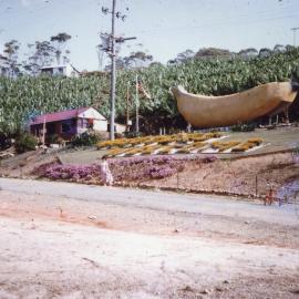 Gloria and Robyn Eeley in front of the Big Banana, c.1964