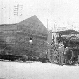 Hardacre's steam traction engine towing Seccombe's house, November 1921