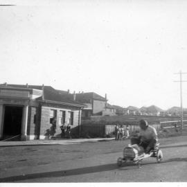 The Billy Cart Derby passes the Jetty Post Office, 21 October 1950
