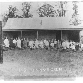 Students in front of Dunvegan School, Upper Orara