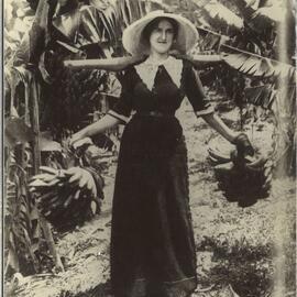 Mary Gordon carrying bananas, Tom Cox's plantation, March 1913