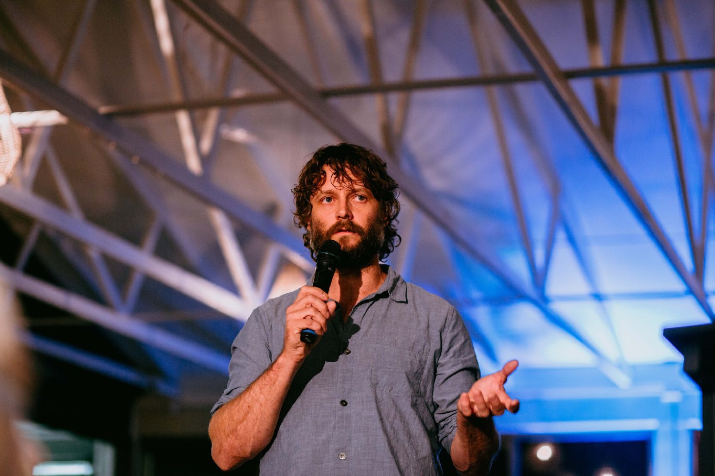 Ben Quilty speaking on 'Why Art Matters' at Friends of Coffs Harbour Regional Gallery's 2019 fundraising event. 23 October 2019 at Surf Club Restaurant & Bar, Coffs Harbour. Image courtesy of and the trees photography.