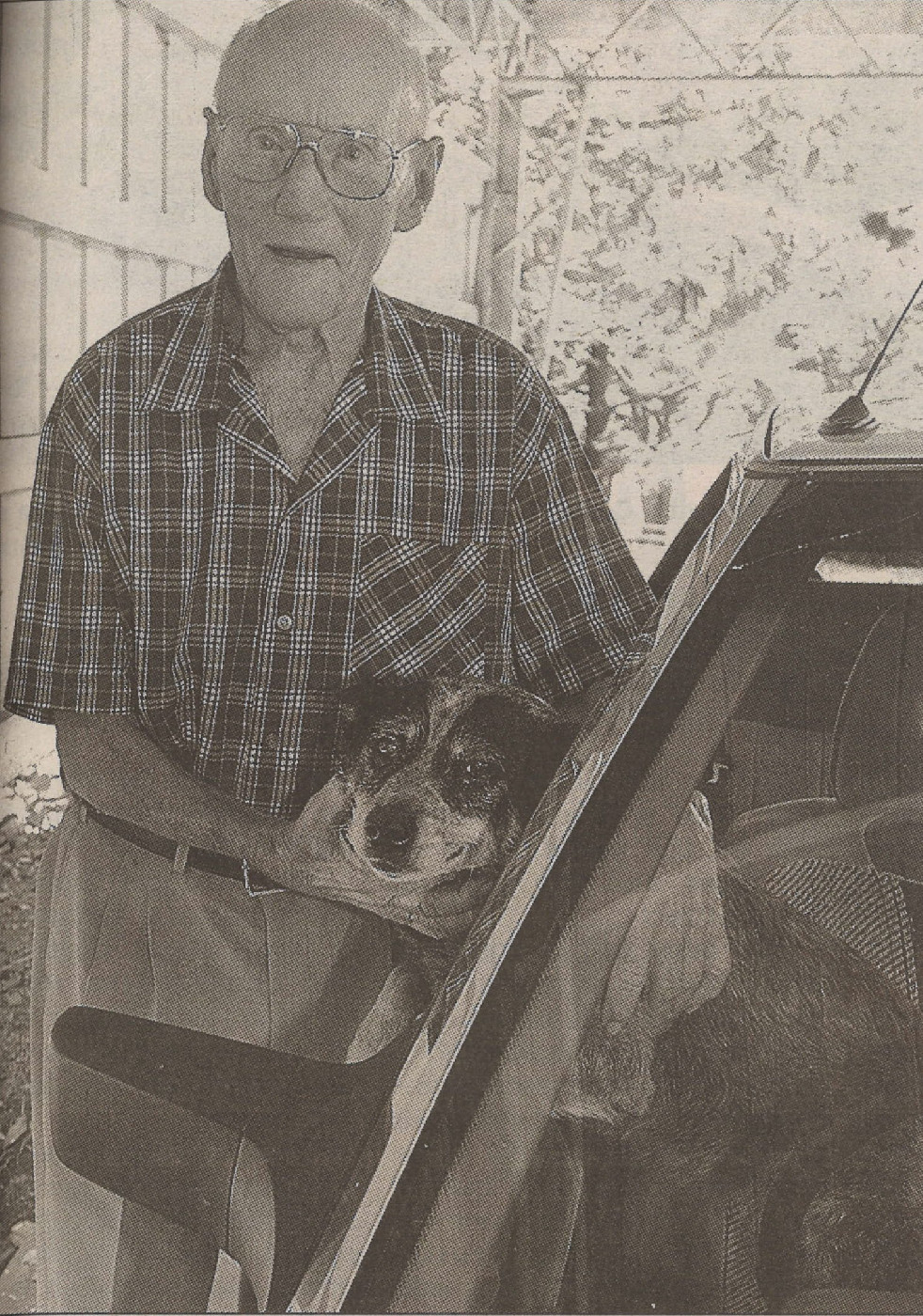 Les Fowler (aged 97) and his mate Judy
Coffs Harbour Advocate
13 February 2003, p.5
